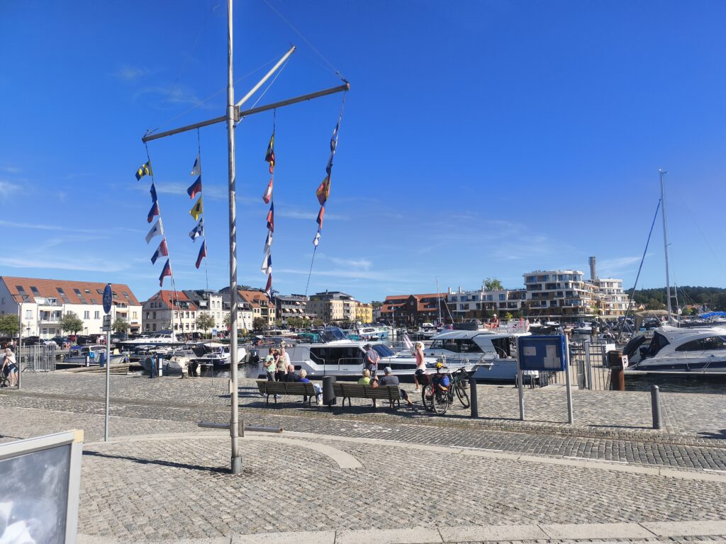 Stadthafen Waren (Müritz) mit Booten und Hafenpromenade