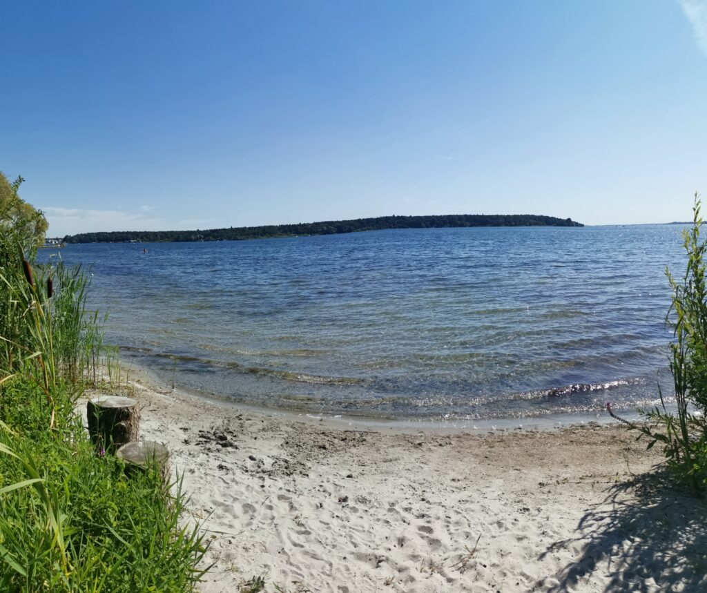 Blick vom Strand über die Müritz bei Waren