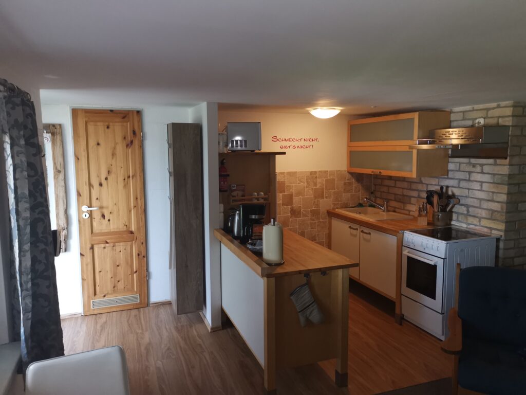 Küche:
Küche im Strandhaus mit Kochfeld/Herd und Essbereich