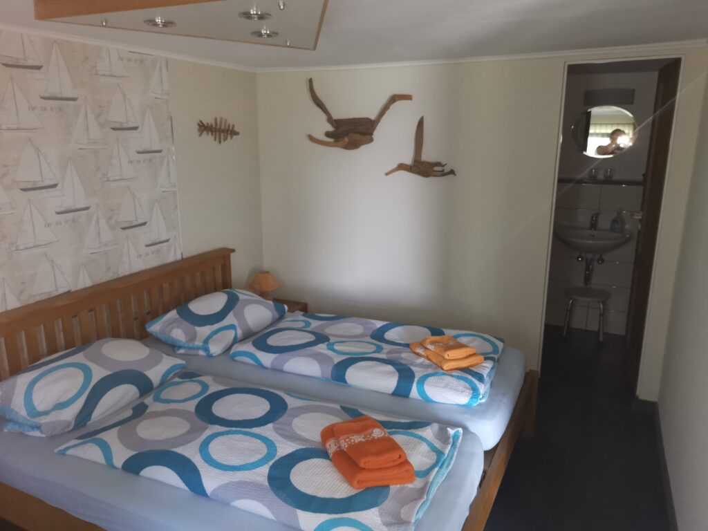 zweite Ansicht Schlafzimmer:
Zwei Betten im Schlafzimmer des Strandhauses