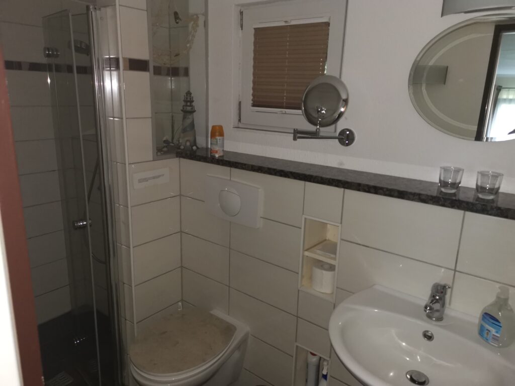 Badezimmer:
Badezimmer im Strandhaus mit Dusche und Waschbecken