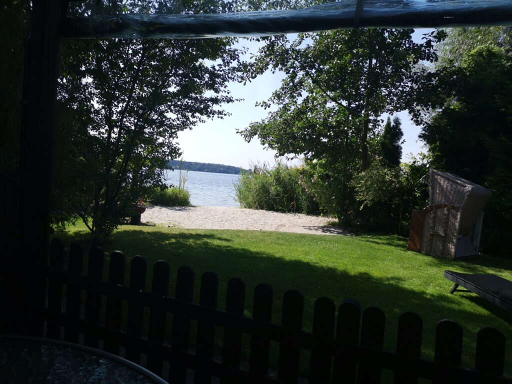 Ferienhaus Müritz direkt am Wasser – Blick vom Strandhaus zum Strand